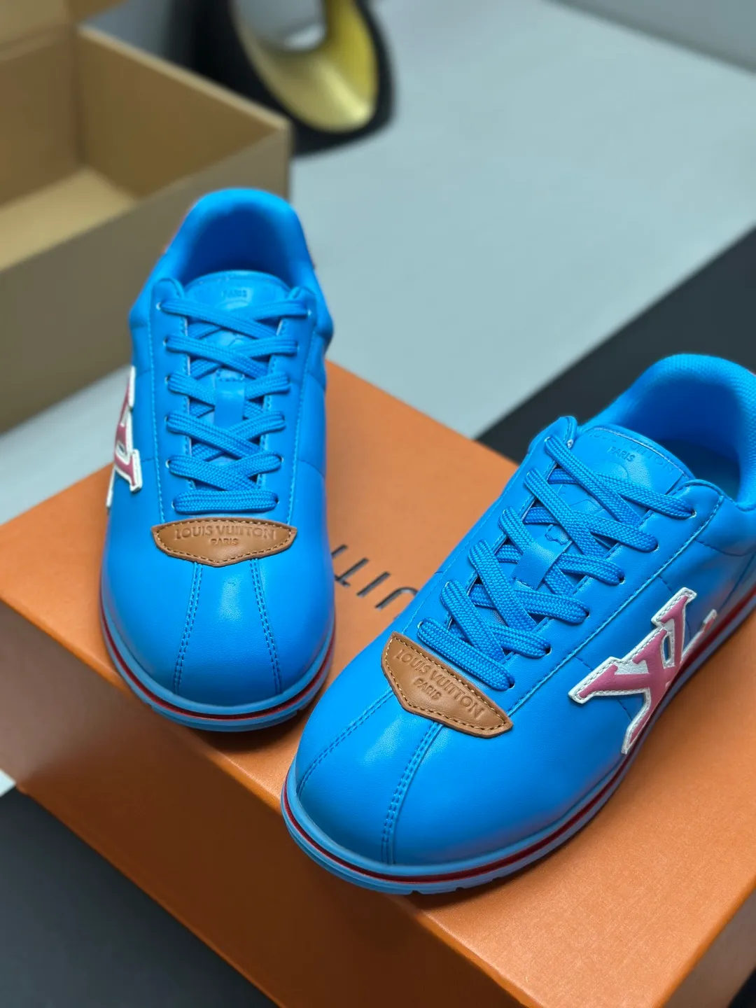 👟👟Ex-factory price 680👟👟 Full set of packaging with airplane box💰Top version LV-Louis Vuitton-classic catwalk new style 1:1 development replica of the original version! ! The upper foot is very comfortable. It is made of luxurious materials and fine workmanship. The midsole is printed with English letters "Made in Europe". The upper is made of calfskin imported from Italy. The side is decorated with the brand's LOGO and signature. The latest latex foot pads and mesh lining make the foot feel super comfortable. The original two-color TPU combination outsole is specially provided by the original factory. Bag technology Goodyear stitched edges Fabric: Exclusive customized first-layer cowhide Accessories: Exclusive private model Vuitton logo, lining: Customized silk mesh lining - first-layer silk cowhide lining Outsole: TPU combination outsole wear-resistant, non-slip and anti-yellowing Foot pads: new latex pads-mesh sweat-absorbent Counter technology: fully computerized sewing machine wire drawing Toe box back cover Hot and cold shaping Full set of pull-top lasts with medium and low logo patterns Special counter packaging - shoelaces, certificate, card, instructions, certificate of quality, dust bag, the most complete packaging on the entire network, women's 35-40 men's 38-46 (38/46 customized, non-refundable! GD9916